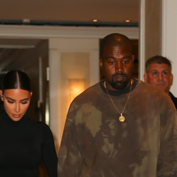 Kim Kardashian et son mari Kanye West main dans la main à la sortie de leur hôtel le lendemain de la soirée du Met Gala à New York, le 7 mai 2019.