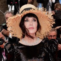 Isabelle Adjani : Robe noire et chapeau de paille au Festival de Cannes !
