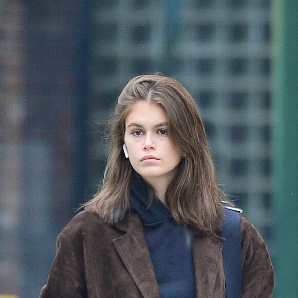 Kaia Gerber a été aperçue en train d'appeler un taxi dans les rues de New York. Le mannequin est en ville pour le Gala du MET qui aura lieu lundi 6 mai. Le 3 mai 2019.