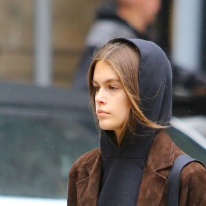 Kaia Gerber sous la pluie dans le quartier de Soho à New York le 3 mai 2019.