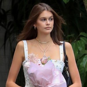 Kaia Gerber porte une robe fleurie et des bottines western à la sortie du Chateau Marmont à West Hollywood, le 25 avril 2019.