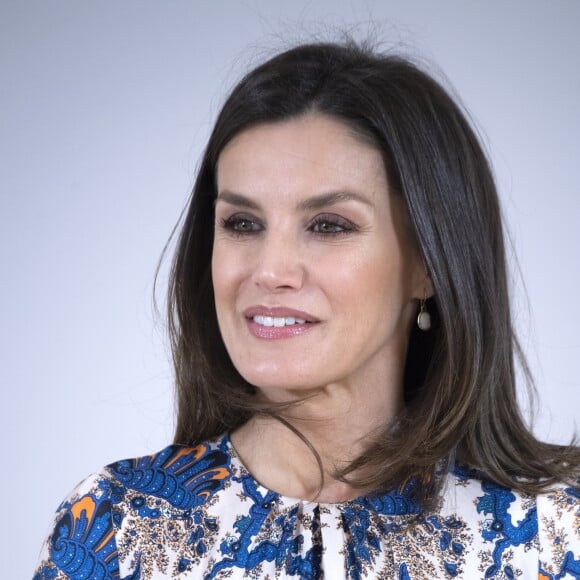 La reine Letizia d'Espagne, dans une robe Sandro, lors de la 11e édition des "Projets sociaux de la banque Santander" à Madrid le 20 mai 2019.