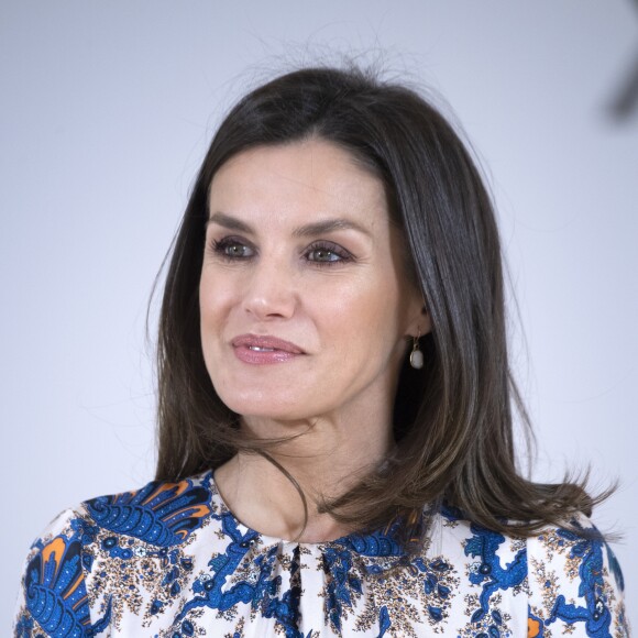 La reine Letizia d'Espagne, dans une robe Sandro, lors de la 11e édition des "Projets sociaux de la banque Santander" à Madrid le 20 mai 2019.
