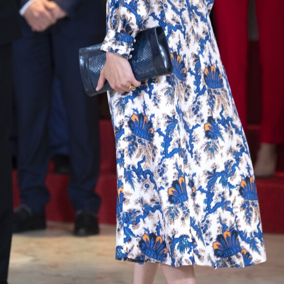 La reine Letizia d'Espagne, dans une robe Sandro, lors de la 11e édition des "Projets sociaux de la banque Santander" à Madrid le 20 mai 2019.