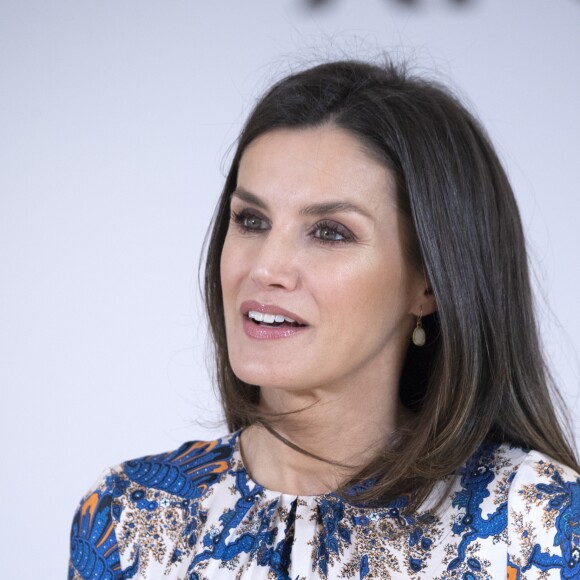 La reine Letizia d'Espagne, dans une robe Sandro, lors de la 11e édition des "Projets sociaux de la banque Santander" à Madrid le 20 mai 2019.