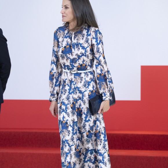 La reine Letizia d'Espagne, dans une robe Sandro, lors de la 11e édition des "Projets sociaux de la banque Santander" à Madrid le 20 mai 2019.