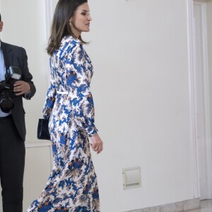 La reine Letizia d'Espagne, dans une robe Sandro, lors de la 11e édition des "Projets sociaux de la banque Santander" à Madrid le 20 mai 2019.