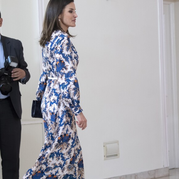 La reine Letizia d'Espagne, dans une robe Sandro, lors de la 11e édition des "Projets sociaux de la banque Santander" à Madrid le 20 mai 2019.