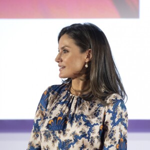 La reine Letizia d'Espagne, dans une robe Sandro, lors de la 11e édition des "Projets sociaux de la banque Santander" à Madrid le 20 mai 2019.