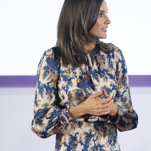 La reine Letizia d'Espagne, dans une robe Sandro, lors de la 11e édition des "Projets sociaux de la banque Santander" à Madrid le 20 mai 2019.