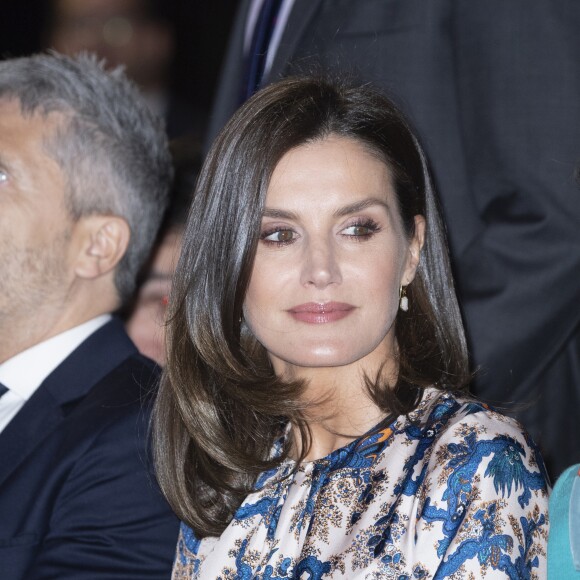 La reine Letizia d'Espagne, dans une robe Sandro, lors de la 11e édition des "Projets sociaux de la banque Santander" à Madrid le 20 mai 2019.