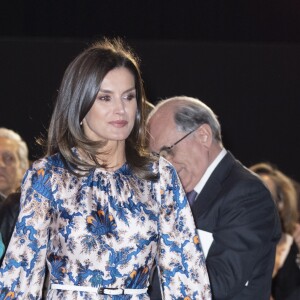 La reine Letizia d'Espagne, dans une robe Sandro, lors de la 11e édition des "Projets sociaux de la banque Santander" à Madrid le 20 mai 2019.