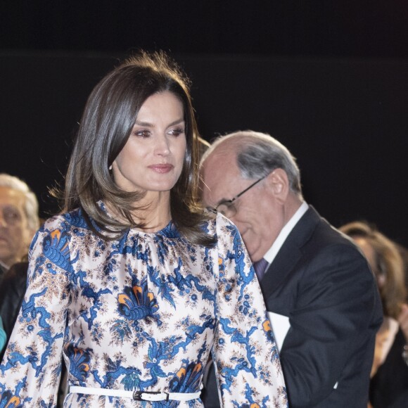 La reine Letizia d'Espagne, dans une robe Sandro, lors de la 11e édition des "Projets sociaux de la banque Santander" à Madrid le 20 mai 2019.