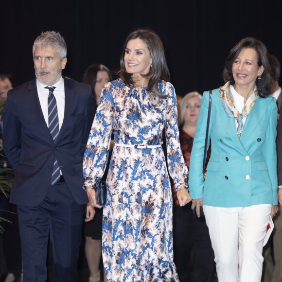 La reine Letizia d'Espagne, dans une robe Sandro, lors de la 11e édition des "Projets sociaux de la banque Santander" à Madrid le 20 mai 2019.