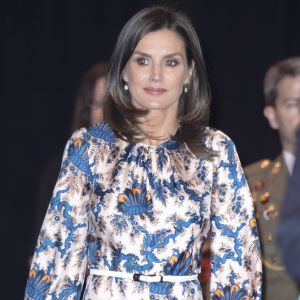 La reine Letizia d'Espagne, dans une robe Sandro, lors de la 11e édition des "Projets sociaux de la banque Santander" à Madrid le 20 mai 2019.