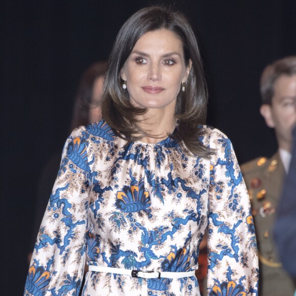 La reine Letizia d'Espagne, dans une robe Sandro, lors de la 11e édition des "Projets sociaux de la banque Santander" à Madrid le 20 mai 2019.