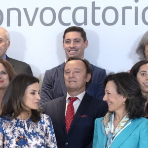 La reine Letizia d'Espagne, dans une robe Sandro, lors de la 11e édition des "Projets sociaux de la banque Santander" à Madrid le 20 mai 2019.