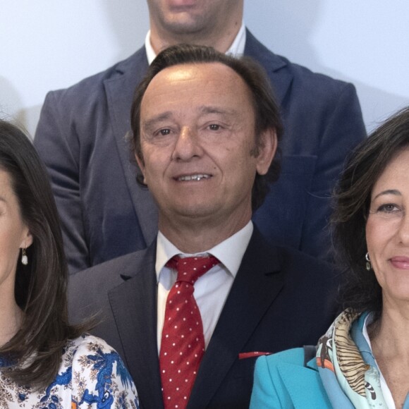 La reine Letizia d'Espagne, dans une robe Sandro, lors de la 11e édition des "Projets sociaux de la banque Santander" à Madrid le 20 mai 2019.