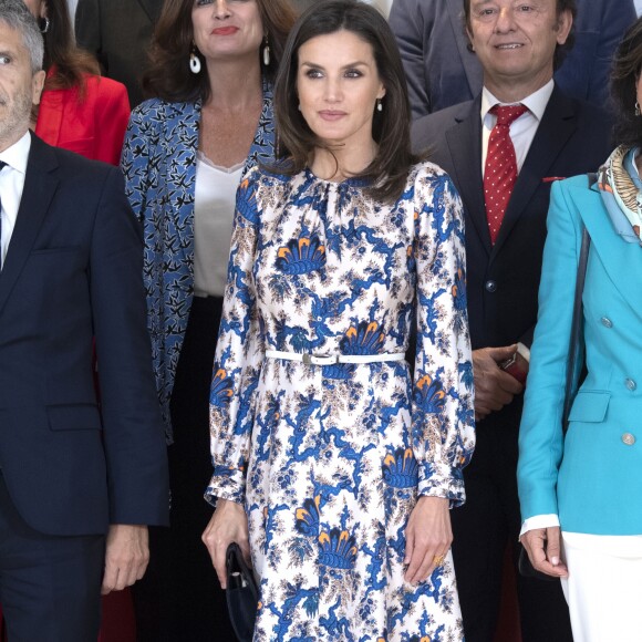 La reine Letizia d'Espagne, dans une robe Sandro, lors de la 11e édition des "Projets sociaux de la banque Santander" à Madrid le 20 mai 2019.