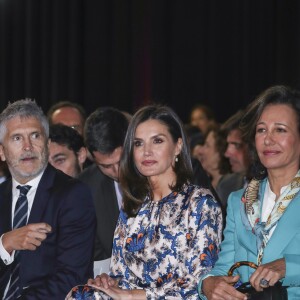 La reine Letizia d'Espagne, dans une robe Sandro, lors de la 11e édition des "Projets sociaux de la banque Santander" à Madrid le 20 mai 2019.