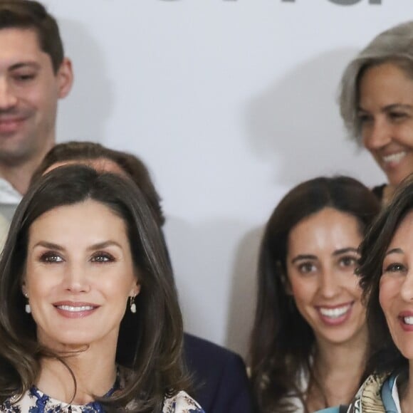 La reine Letizia d'Espagne, dans une robe Sandro, lors de la 11e édition des "Projets sociaux de la banque Santander" à Madrid le 20 mai 2019.