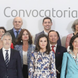 La reine Letizia d'Espagne, dans une robe Sandro, lors de la 11e édition des "Projets sociaux de la banque Santander" à Madrid le 20 mai 2019.
