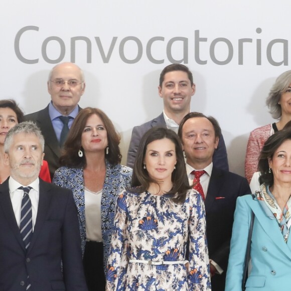 La reine Letizia d'Espagne, dans une robe Sandro, lors de la 11e édition des "Projets sociaux de la banque Santander" à Madrid le 20 mai 2019.