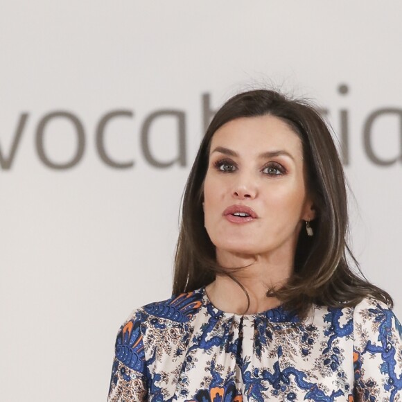 La reine Letizia d'Espagne, dans une robe Sandro, lors de la 11e édition des "Projets sociaux de la banque Santander" à Madrid le 20 mai 2019.