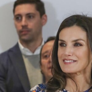 La reine Letizia d'Espagne, dans une robe Sandro, lors de la 11e édition des "Projets sociaux de la banque Santander" à Madrid le 20 mai 2019.