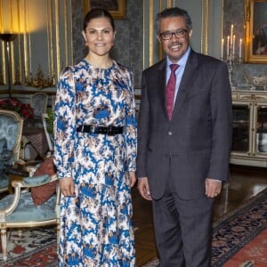 La princesse héritière Victoria de Suède, vêtue d'une robe Sandro, le 10 avril 2019 au palais royal à Stockholm lors de son entretien avec le docteur Tedros Adhanom Ghebreyesus, directeur général de l'OMS.