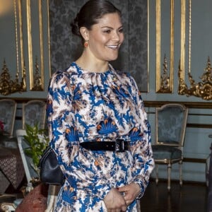 La princesse héritière Victoria de Suède, vêtue d'une robe Sandro, le 10 avril 2019 au palais royal à Stockholm lors de son entretien avec le docteur Tedros Adhanom Ghebreyesus, directeur général de l'OMS.