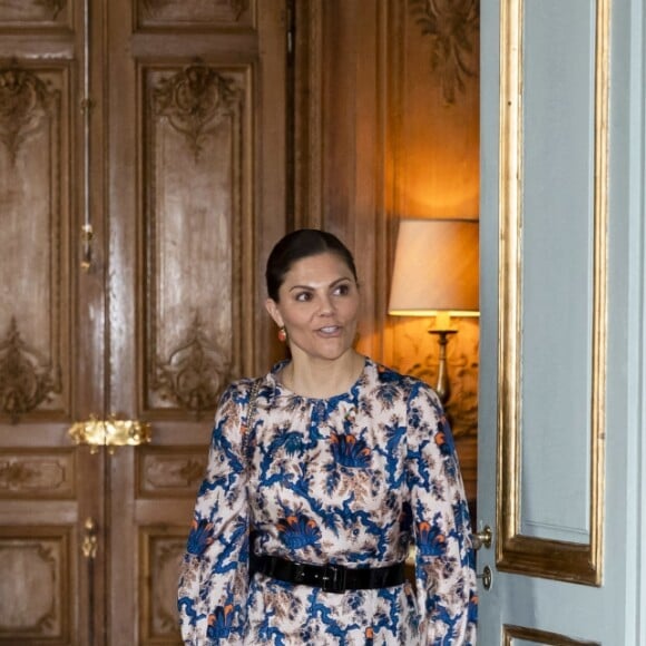 La princesse héritière Victoria de Suède, vêtue d'une robe Sandro, le 10 avril 2019 au palais royal à Stockholm lors de son entretien avec le docteur Tedros Adhanom Ghebreyesus, directeur général de l'OMS.