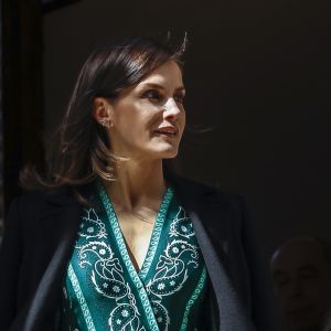 La reine Letizia d'Espagne, dans une robe Sandro, au Monastère de l'Incarnation (Real Monasterio de la Encarnacion) à Madrid le 10 avril 2019.