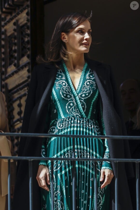 La reine Letizia d'Espagne, dans une robe Sandro, au Monastère de l'Incarnation (Real Monasterio de la Encarnacion) à Madrid le 10 avril 2019.