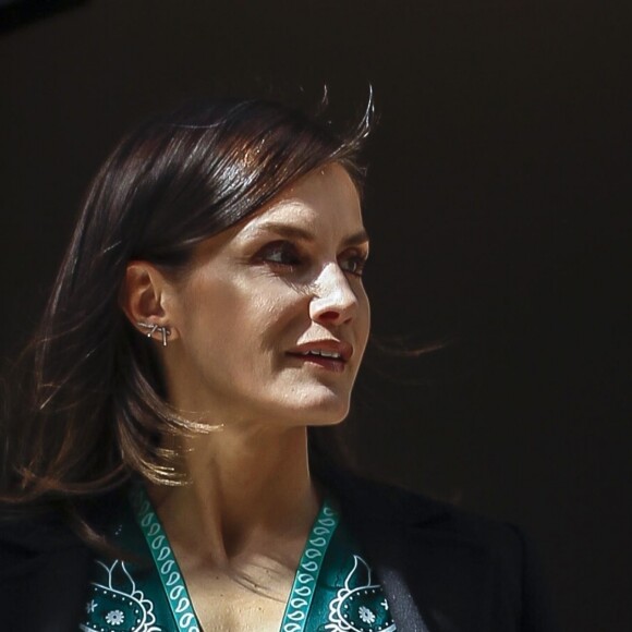 La reine Letizia d'Espagne, dans une robe Sandro, au Monastère de l'Incarnation (Real Monasterio de la Encarnacion) à Madrid le 10 avril 2019.