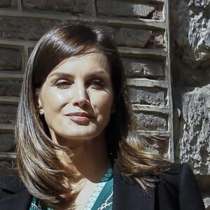 La reine Letizia d'Espagne, dans une robe Sandro, au Monastère de l'Incarnation (Real Monasterio de la Encarnacion) à Madrid le 10 avril 2019.