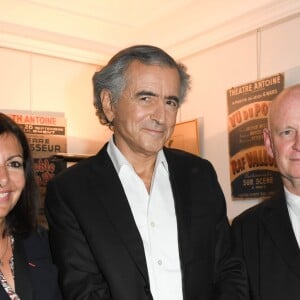 Semi-exclusif - Anne Hidalgo, Bernard-Henri Lévy (BHL) et Christophe Girard - People à la générale de la pièce de Bernard-Henri Levy, "Looking For Europe" au théâtre Antoine à Paris le 21 mai 2019. Au terme d'une tournée qui l'a mené de Sarajevo à Dublin, de Madrid à Amsterdam, le philosophe et écrivain présente à Paris, les 20 et 21 mai, sa pièce de théâtre, Looking for Europe. À quelques jours des Européennes, BHL livre un plaidoyer pour une autre Europe et revient sur les enjeux de "sa campagne". © Coadic Guirec/Bestimage