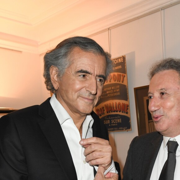 Semi-exclusif - Bernard-Henri Lévy (BHL) et Michel Drucker - People à la générale de la pièce de Bernard-Henri Levy, "Looking For Europe" au théâtre Antoine à Paris le 21 mai 2019. Au terme d'une tournée qui l'a mené de Sarajevo à Dublin, de Madrid à Amsterdam, le philosophe et écrivain présente à Paris, les 20 et 21 mai, sa pièce de théâtre, Looking for Europe. À quelques jours des Européennes, BHL livre un plaidoyer pour une autre Europe et revient sur les enjeux de "sa campagne". © Coadic Guirec/Bestimage