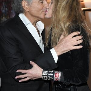 Semi-exclusif - Bernard-Henri Lévy (BHL) et sa femme Arielle Dombasle - People à la générale de la pièce de Bernard-Henri Levy, "Looking For Europe" au théâtre Antoine à Paris le 21 mai 2019. Au terme d'une tournée qui l'a mené de Sarajevo à Dublin, de Madrid à Amsterdam, le philosophe et écrivain présente à Paris, les 20 et 21 mai, sa pièce de théâtre, Looking for Europe. À quelques jours des Européennes, BHL livre un plaidoyer pour une autre Europe et revient sur les enjeux de "sa campagne". © Coadic Guirec/Bestimage