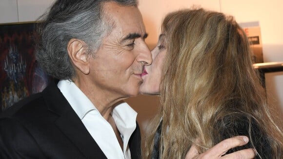 BHL avec Arielle Dombasle : Baiser passionné devant sa fille, Justine Lévy