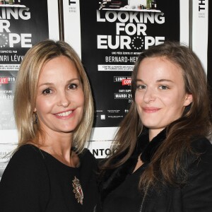 Semi-exclusif - Marie Saldmann et sa fille Manon - People à la générale de la pièce de Bernard-Henri Levy, "Looking For Europe" au théâtre Antoine à Paris le 21 mai 2019. Au terme d'une tournée qui l’a mené de Sarajevo à Dublin, de Madrid à Amsterdam, le philosophe et écrivain présente à Paris, les 20 et 21 mai, sa pièce de théâtre, Looking for Europe. À quelques jours des Européennes, BHL livre un plaidoyer pour une autre Europe et revient sur les enjeux de «sa campagne». © Coadic Guirec/Bestimage  Semi-exclusive - People at the Bernard-Henri Levy's play "Looking For Europe" at the Antoine Theater in Paris on May 21, 2019. After a tour that took him from Sarajevo to Dublin, from Madrid to Amsterdam, the philosopher and writer presents in Paris, May 20 and 21, his play, Looking for Europe. A few days of European women, BHL delivers a plea for another Europe and returns to the issues of "his campaign".21/05/2019 - Paris