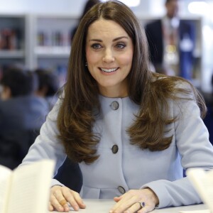 Kate Catherine Middleton, duchesse de Cambridge, enceinte se rend à la Kensington Aldridge Academy à Londres le 19 janvier 2015.