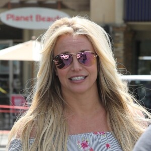 Exclusif - Britney Spears rayonnante et souriante en balade accompagnée de son garde du corps à Westlake, le 18 mai 2019