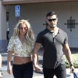 Britney Spears, souriante et rayonnante, se balade main dans la main avec son compagnon Sam Asghari à Camarillo en Californie. Le couple est allé faire du shopping chez GAP et est ensuite allé acheter de la nourriture à emporter dans un In-N-Out Burger. Britney est accompagnée de son garde du corps. Le 17 mai 2019