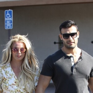 Britney Spears, souriante et rayonnante, se balade main dans la main avec son compagnon Sam Asghari à Camarillo en Californie. Le couple est allé faire du shopping chez GAP et est ensuite allé acheter de la nourriture à emporter dans un In-N-Out Burger. Britney est accompagnée de son garde du corps. Le 17 mai 2019