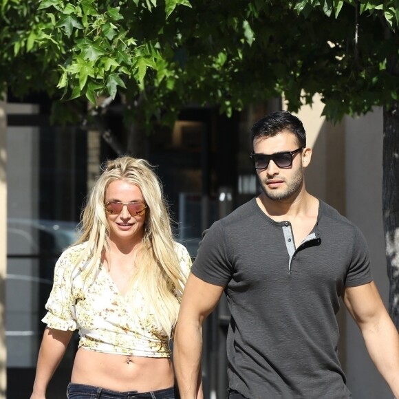 Britney Spears, souriante et rayonnante, se balade main dans la main avec son compagnon Sam Asghari à Camarillo en Californie. Le couple est allé faire du shopping chez GAP et est ensuite allé acheter de la nourriture à emporter dans un In-N-Out Burger. Britney est accompagnée de son garde du corps. Le 17 mai 2019
