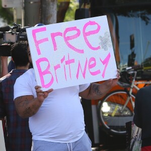 Exclusif - Manifestations devant la mairie de West Hollywood à Los Angeles, Britney Spears était internée en hôpital psychiatrique contre sa volonté... L'artiste de 37 ans était internée dans une institution spécialisée pour "détresse émotionnelle" précisant que cette hospitalisation avait un lien avec la santé fragile de son papa, J. Spears. Cependant, d'après les fans de Britney, la chanteuse aurait été retenue contre sa volonté. C'est un commentaire en particulier de Lynne Spears qui a enflammé un réseau social "J'espère vraiment que vous soutenez Britney dans sa lutte pour mettre fin à sa tutelle. J'espère vraiment que votre ex-mari malade ne la garde pas contre sa volonté quelque part "... Le 22 avril 2019