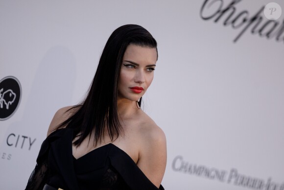 Adriana Lima assiste à la soirée AmfAR Gala Cannes 2019 à l'Eden Roc au Cap d'Antibes, lors du 72ème Festival International du Film de Cannes, le 23 mai 2019. © Jacovides / Moreau / Bestimage