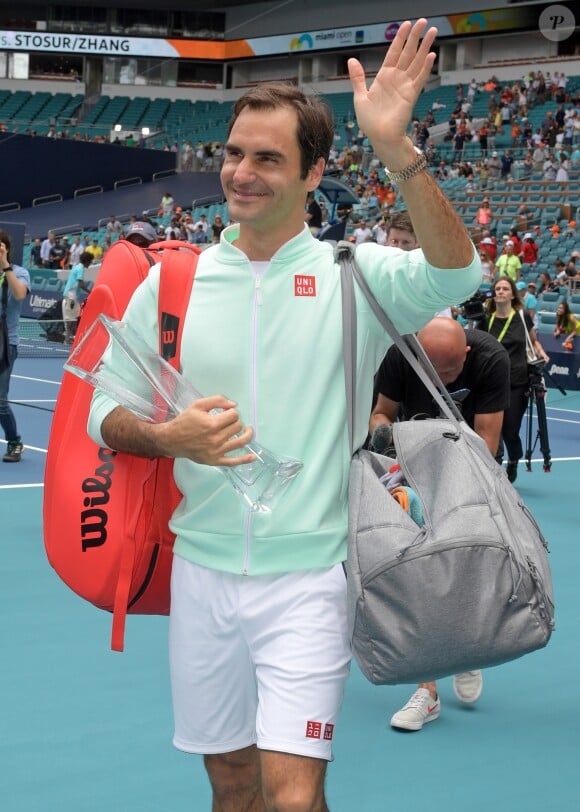 Roger Federer a remporté son 101ème titre en finale du Masters 1000 de Miami contre J. Isner, le 31 mars 2019. A 37 ans, le champion est redevenu numéro 4 mondial.  MIAMI GARDENS, FLORIDA - MARCH 31: Roger Federer of Switzerland defeats J. Isner of USA in the final during day fourteen of the Miami Open tennis on March 31, 2019 in Miami Gardens, Florida.31/03/2019 - Miami