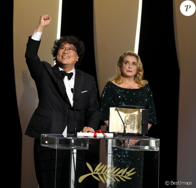 Bong Joon-ho (Palme d'Or pour le film Parasite), Catherine Deneuve (habillée en Celine par Hedi Slimane) - Cérémonie de clôture du 72ème Festival International du Film de Cannes. Le 25 mai 2019 © Borde-Jacovides-Moreau / Bestimage Closing ceremony of the 72th Cannes International Film festival. On may 25th 201925/05/2019 - Cannes